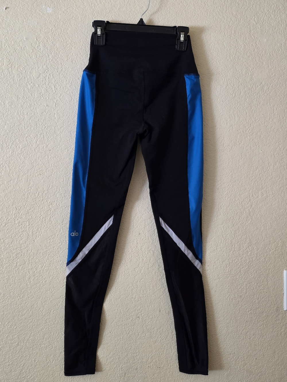 ALO Yoga Black Leggings with White Logo Print Blue And Black.